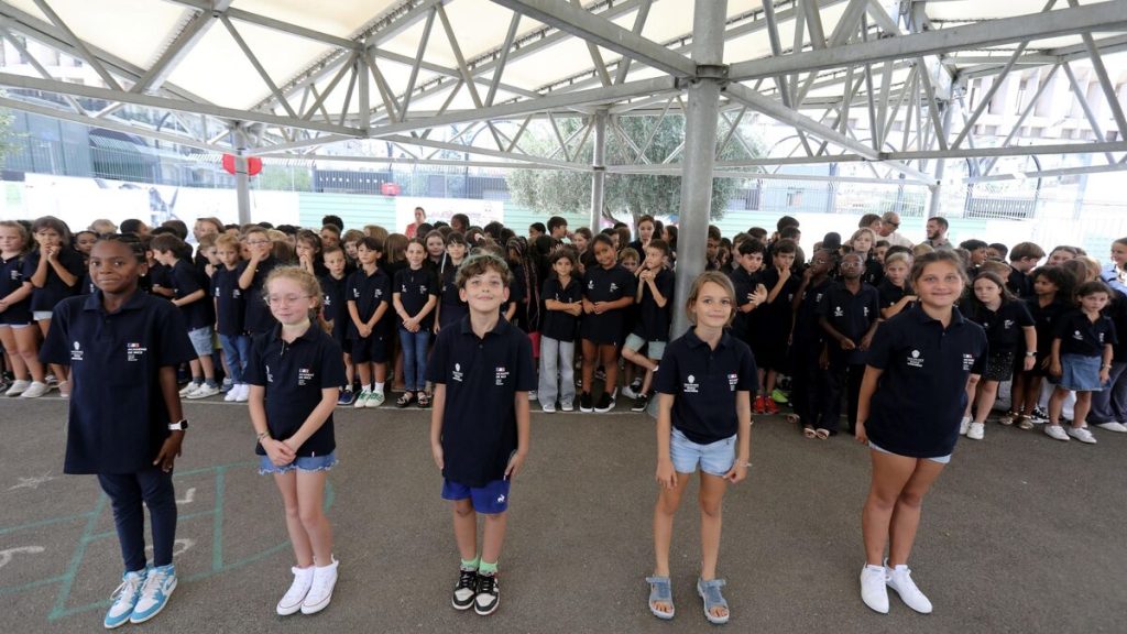 Uniforme à l’école : un an après, des élus mettent déjà la tenue unique au placard